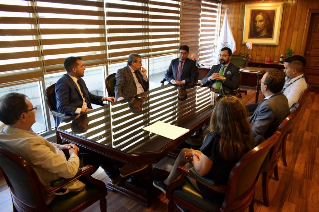 10. Reunión de coordinación entre la Universidad del Azuay y el Instituto Ecuatoriano de Seguridad Social - IESS, para las especialidades médicas y otras acciones conjuntas en beneficio de la colectividad.